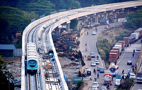 മെട്രോയില്‍ കയറണോ? നാല് കിലോമീറ്റര്‍ അപ്പുറം വണ്ടി നിറുത്തി ഓട്ടോ വിളിച്ചു വരൂ!