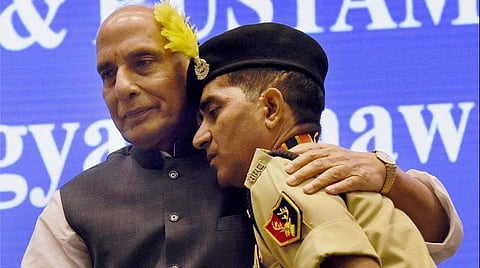 പ്രോട്ടോക്കോള്‍ മറികടന്ന് ബിഎസ്എഫ് ജവാനെ ചേര്‍ത്തു നിര്‍ത്തി രാജ്‌നാഥ് സിങ്