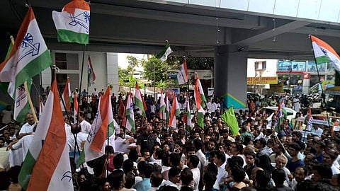 മെട്രോയ്ക്ക് ആവേശം പകര്‍ന്ന് ഉമ്മന്‍ചാണ്ടി