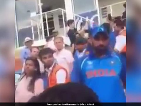 ''അച്ഛന്‍ ആരാണെന്ന്'' ഇന്ത്യന്‍ ടീം അംഗങ്ങളോട് പാക് ആരാധകന്‍; തിരിച്ചടിക്കാനെത്തിയ ഷമിയെ തിരിച്ചുകൊണ്ടുപോയി ധോനി