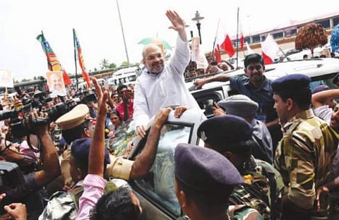 നേതാവിനെ വരവേല്‍ക്കാന്‍ സ്വഛ ഭാരത് മറന്നു, മെട്രൊ തൂണുകളില്‍ നിറഞ്ഞ് ബിജെപി പതാകകള്‍