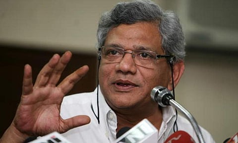 സീതാറാം യെച്ചൂരിയെ ഹിന്ദുസേനാപ്രവര്‍ത്തകര്‍ എകെജി ഭവനില്‍ വെച്ച് കയ്യേറ്റം ചെയ്തു