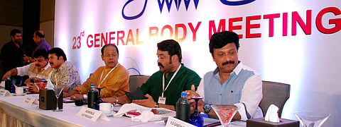 അമ്മ ഡബിള്‍ റോള്‍ കളി നിര്‍ത്തണമെന്ന് വനിതാ കമ്മിഷന്‍; ഇന്നസെന്റിന്റേയും മുകേഷിന്റേയും സംസാര രീതി തെറ്റ്