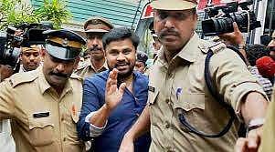 ദിലീപ് പുറത്ത്: അനുവദിച്ചിരിക്കുന്നത് രണ്ടു മണിക്കൂര്‍: ദിലീപിന്റെ പ്ലാന്‍ ഇങ്ങനെ