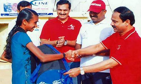 പാലക്കാട് നടന്ന ചടങ്ങില്‍ അഫ്‌സലിനും ചിത്രക്കും ഐടിഎല്‍-ഇറാം ഗ്രൂപ്പ് സിഎംഡി ഡോ സിദ്ദിഖ് അഹമ്മദ് സ്‌പോര്‍ട്‌സ് കിറ്റ് സമ്മാനിക്കുന്നു