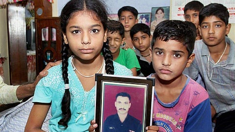 നൂറ് പാക് സൈനീകരുടെ തലയറുത്ത് പകരം വീട്ടണം; കൊല്ലപ്പെട്ട ജവാന്മാരുടെ കുടുംബം കേന്ദ്ര സര്‍ക്കാരിനോട്