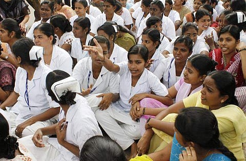 നഴ്‌സുമാര്‍ക്കെതിരെ 'എസ്മ' പ്രയോഗിക്കണമെന്ന് ഹൈക്കോടതി; അനിശ്ചിതകാല സമരം താത്കാലികമായി തടഞ്ഞു  