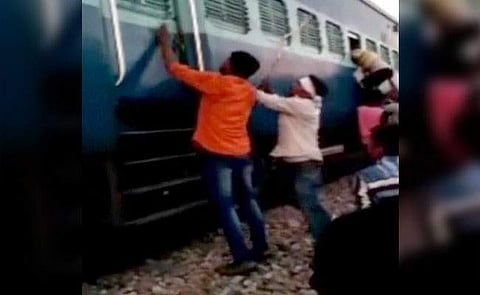 ഉത്തര്‍പ്രദേശില്‍ മുസ്ലീം കുടുംബത്തിന് നേരെ ട്രയിനില്‍ ആക്രമണവും വംശീയാധിക്ഷേപവും