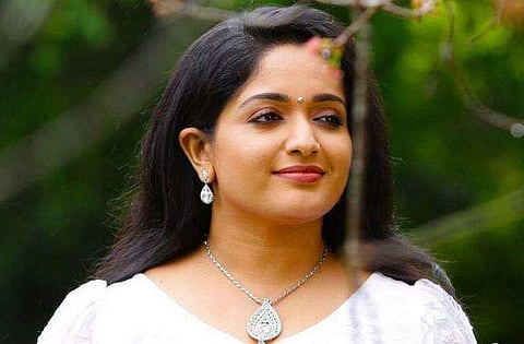 കാവ്യയോടു ചോദിച്ചത് പ്രധാനമായും രണ്ടു ചോദ്യങ്ങള്‍; വിതുമ്പിയും തേങ്ങല്‍ അടക്കിയും മറുപടികള്‍