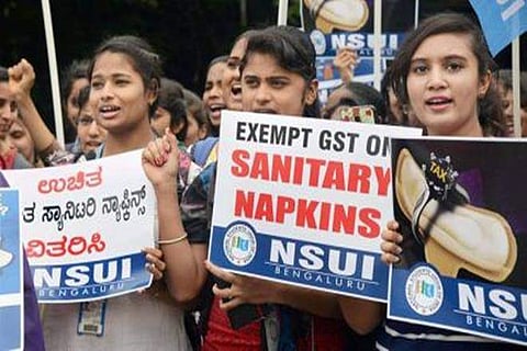 സാനിറ്ററി നാപ്കിന് നികുതി: പ്രധാനമന്ത്രിക്ക് നാപ്കിന്‍ അയച്ച് കൊടുത്ത് തമിഴ്‌നാട്ടില്‍ പ്രതിഷേധം