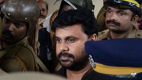 തമാശ പറച്ചിലെല്ലാം നിന്നു; ജയിലില്‍ ആരോടും മിണ്ടാതെ ദിലീപ്