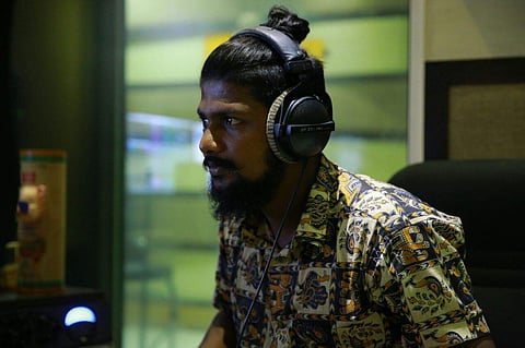 കലാമണ്ഡലത്തിലെ കുലമഹിമയുള്ള അധ്യാപകരുടെ ശ്രദ്ധയ്ക്ക്; നിങ്ങളിറക്കിവിട്ട ചെങ്കല്‍ച്ചൂളക്കാരന്‍ സിനിമാപ്പാട്ടുകാരനായി
