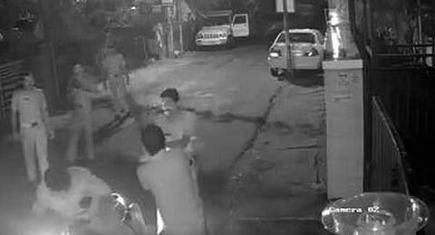 അക്രമി സംഘത്തിന് മുന്നില്‍ കയ്യുകെട്ടി നോക്കി നിന്ന് രണ്ട് പൊലീസുകാര്‍ക്ക് സസ്‌പെന്‍ഷന്‍
