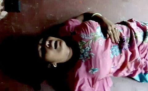 ഭര്‍ത്താവ് കോടാലി കൊണ്ട് മര്‍ദ്ദിച്ചു; ആശുപത്രിയില്‍ എത്തിക്കാതെ അയല്‍വാസികള്‍ ക്യാമറയില്‍ പകര്‍ത്തി