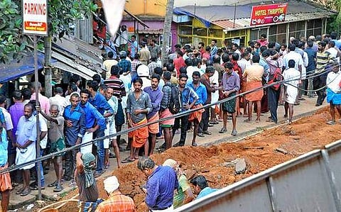 മദ്യം വാങ്ങാനെത്തുന്നവര്‍ക്ക് മാന്യമായ പരിഗണന നല്‍കണം; ക്യൂ വേണ്ടെന്നും ഹൈക്കോടതി