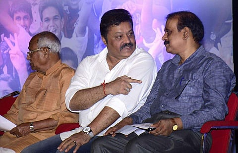 തിരുവനന്തപുരത്ത് ജന്മഭൂമിയുടെ പരിപാടിയില്‍ പങ്കെടുക്കാനെത്തിയ ടിപി സെന്‍കുമാര്‍ സുരേഷ് ഗോപി എംപിക്കൊപ്പം. ഒ. രാജഗോപാല്‍ എംഎല്‍എ സമീപം. -ബിപി ദീപു.
