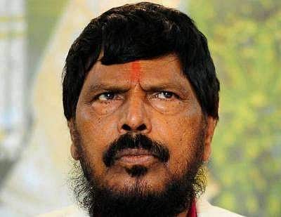 ട്രാന്‍സ്‌ജെന്‍ഡറുകള്‍ സാരിയുടുക്കരുതെന്ന് കേന്ദ്രമന്ത്രി രാംദാസ് അത്താവാലെ