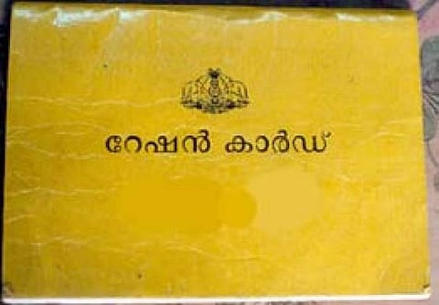 അര്‍ഹതയില്ലാതെ മുന്‍ഗണനാ റേഷന്‍ കാര്‍ഡ് നേടിയവര്‍ക്കെതിരെ പ്രോസിക്യൂഷന്‍ നടപടി;തിരിച്ചേല്‍പ്പിക്കാന്‍ വന്‍ തിരക്ക്