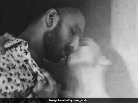 ഇന്റര്‍നെറ്റില്‍ പടര്‍ന്ന് ദീപിക പദുക്കോണിന്റേയും രണ്‍വീറിന്റേയും ചുംബനം