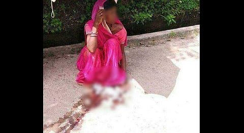 ആംബുലന്‍സ് എത്തിയില്ല, ആശുപത്രിയിലേക്ക് നടക്കുന്നതിനിടെ യുവതി റോഡില്‍ പ്രസവിച്ചു; കുഞ്ഞ് മരിച്ചു