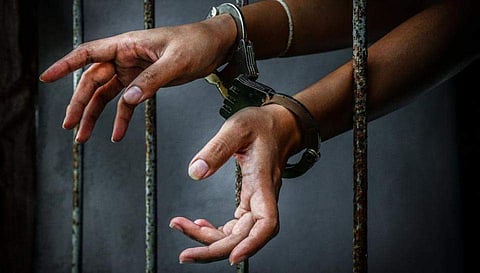 ആല്‍മരത്തിലൂടെ വനിതാ ജയിലിലേക്ക് ഊര്‍ന്നിറങ്ങി; താന്‍ ഇവിടെ എത്തിയത് എന്തിനാണെന്നാണ് പൊലീസിനോട് ഇയാളുടെ ചോദ്യം 
