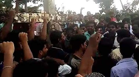 പൊലീസ് വലയം ഭേദിച്ച് ബോണക്കാട് മലയില്‍ കുരിശുനാട്ടി വിശ്വാസികള്‍; ബലപ്രയോഗത്തില്‍ പൊലീസുകാര്‍ക്ക് പരുക്ക്
