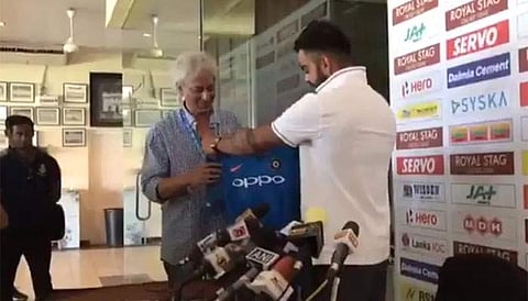 മാധ്യമപ്രവര്‍ത്തകനെ അധിക്ഷേപിച്ചത് പഴയ കഥ; ഇപ്പോള്‍ മാധ്യമപ്രവര്‍ത്തകനെ ആദരിച്ച് ഇന്ത്യന്‍ നായകന്‍