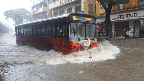 പെരുമഴയില്‍ മുംബൈ നഗരം നിശ്ചലം; ഇന്നും മഴ തുടരുമെന്ന് മുന്നറിയിപ്പ്; ദശാബ്ദത്തിനിടയിലെ ശക്തമായ മഴയില്‍ അഞ്ചുപേര്‍ മരിച്ചു