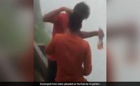 മദ്യലഹരിയില്‍ യുവാക്കള്‍ മരണത്തിലേക്കു ചാടി; സുഹൃത്തുക്കള്‍ വീഡിയോയിലാക്കി (വീഡിയോ)