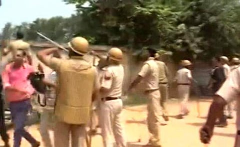 ഏഴു വയസുകാരന്റെ കൊലപാതകം: ഗുഡ്ഗാവില്‍ മദ്യശാലയ്ക്ക് തീയിട്ടു; പ്രതിഷേധക്കാര്‍ക്കു നേരെ ലാത്തിച്ചാര്‍ജ്