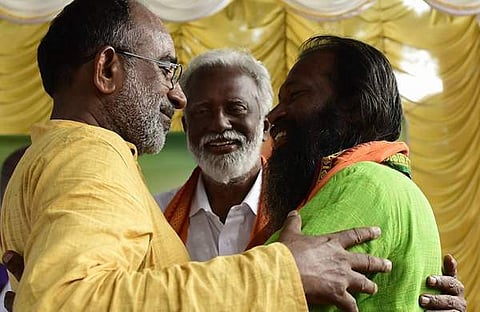 'ആ ഫോട്ടോ സത്യമാണ്, എന്നാല്‍ ഞാന്‍ ബിജെപിയില്‍ ചേര്‍ന്നിട്ടില്ല'