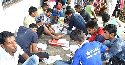 ബിഹാറില്‍ വീണ്ടും കൂട്ട കോപ്പിയടി; കോളജ് വരാന്തയില്‍ കൂട്ടമായിരുന്നു പുസ്തകം നോക്കി പരീക്ഷയെഴുതി വിദ്യാര്‍ത്ഥികള്‍