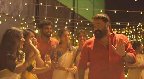 ഇനിയിപ്പൊ ഞാനായിട്ട് ജിമിക്കി കമ്മലിന് ചുവടുവെച്ചില്ലാന്ന് വേണ്ട: മോഹന്‍ലാലിന്റെയും കൂട്ടരുടെയും നൃത്തരംഗം
