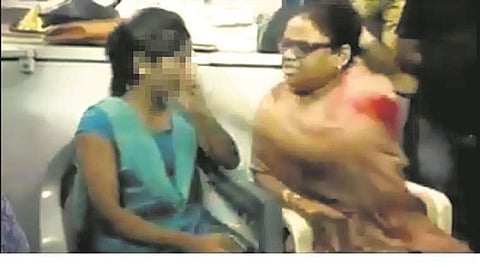 അന്യമതസ്ഥനെ പ്രണയിച്ചതിന് പെണ്‍കുട്ടിയുടെ മുഖത്തടിച്ചു: ബിജെപി വനിതാ നേതാവിനെതിരെ പൊലീസ് കേസെടുത്തു