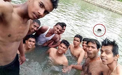 സെല്‍ഫിയെടുക്കുന്നതിനിടെ കൂട്ടുകാരന്‍ മുങ്ങിത്താഴ്ന്നതറിഞ്ഞില്ല: മരണവിവരം അറിയുന്നത് പോലും ഫോട്ടോ പരിശോധിക്കുമ്പോള്‍