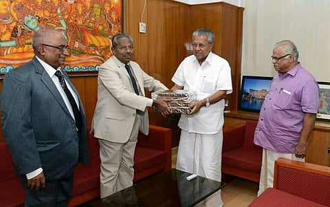 സോളാര്‍ ഇടപാടില്‍ ഉമ്മന്‍ചാണ്ടിയുടെ ഓഫീസിന് വീഴ്ച പറ്റിയെന്ന് റിപ്പോര്‍ട്ട്; പരിശോധിച്ച ശേഷം പറയാമെന്ന് മുഖ്യമന്ത്രി