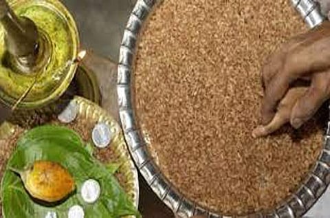 ഇന്ന് വിജയദശമി; അറിവിന്റെ വെളിച്ചത്തിലേക്ക് പിച്ചവെച്ച് കുരുന്നുകള്‍