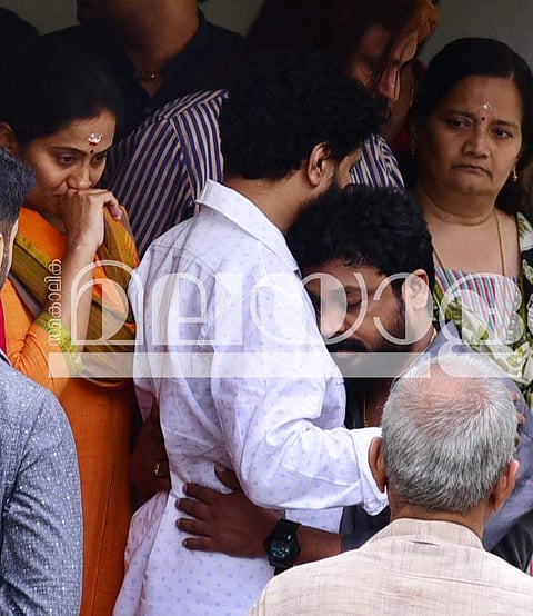 നടിയെ ആക്രമിച്ച കേസില്‍ ജയിലില്‍ കഴിയുന്ന നടന്‍ ദിലീപ് കോടതിയുടെ പ്രത്യേക അനുമതി വാങ്ങി പിതാവിന്റെ ശ്രാദ്ധചടങ്ങില്‍ പങ്കെടുക്കാന്‍ ആലുവയിലെ വീട്ടില്‍ എത്തിയപ്പോള്‍/ ചിത്രം ആല്‍ബിന്‍ മാത്യു, എക്‌സ്പ്രസ