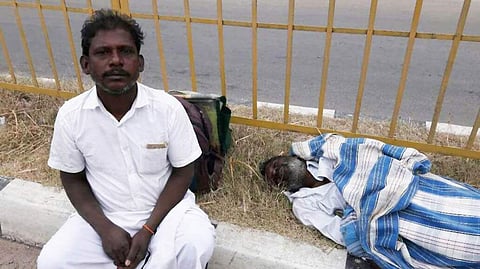 ബസ് യാത്രക്കാരന്‍ മരിച്ചു; മൃതദേഹം പെരുവഴിയില്‍ ഉപേക്ഷിച്ച് കണ്ടക്ടര്‍