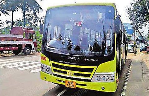 ലോ ഫ്‌ളോര്‍ ബസ് അടിച്ചുമാറ്റാനുള്ള ശ്രമം പാളി; മോഷ്ടാവ് താക്കോലുമായി കടന്നു, കെഎസ്ആര്‍ടിസി വഴിയരികില്‍