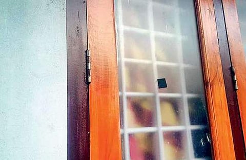 കറുത്ത സ്റ്റിക്കര്‍; ആശങ്ക വേണ്ട, ഭീതിയുളവാക്കുന്ന സന്ദേശം പ്രചരിപ്പിക്കരുതെന്ന് മുഖ്യമന്ത്രി