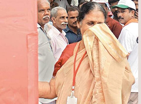 ഒളിവില്‍ താമസിക്കുന്ന വീട്ടില്‍ പെണ്ണുണ്ടോ എന്ന് നോക്കിയല്ല കമ്യൂണിസ്റ്റുകാര്‍ രാഷ്ട്രീയ പ്രവര്‍ത്തനം നടത്തിയത്; പോരാട്ടമെന്നത് ബല്‍റാമിന് അറിയില്ലെന്നും സരോജിനി ബാലാനന്ദന്‍