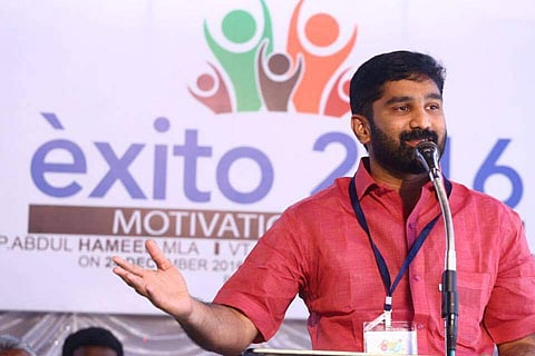എംഎം മണി വിവരദോഷി; മന്ത്രിയെ തിരുത്താനുള്ള ജീവിതം പാര്‍ട്ടിക്കും സര്‍ക്കാരിനുമില്ലെന്ന് ബല്‍റാം