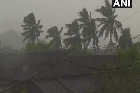 തിത്‌ലിയില്‍ രണ്ട് മരണം, നാല് ലക്ഷത്തോളം ജനങ്ങള്‍ ഇരുട്ടില്‍, ചുഴലിക്കാറ്റ് ആന്ധ്രാ തീരത്തേക്ക് (വീഡിയോ)