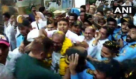 മാലയിട്ട് സ്വീകരിച്ച് വിശ്വാസികൾ, ജലന്ധറിൽ ഫ്രാങ്കോ മുളയ്ക്കലിന് ​ഗംഭീര സ്വീകരണം  