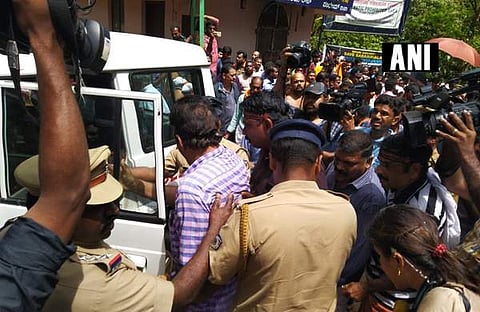 വിശ്വാസികളെ തടയുന്നവര്‍ക്കെതിരെ കര്‍ശന നടപടിക്കു നിര്‍ദേശം; അയ്യപ്പ ധര്‍മസേന പ്രവര്‍ത്തകരെയും തന്ത്രികുടുംബാംഗങ്ങളെയും പൊലീസ് നീക്കം ചെയ്തു