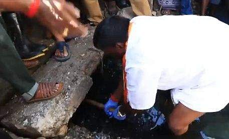 ഗാന്ധിജയന്തി ദിനത്തില്‍ 'ഡ്രൈയിനേജ്' വൃത്തിയാക്കി മുഖ്യമന്ത്രി; ബിഗ് സല്യൂട്ടുമായി സോഷ്യല്‍മീഡിയ ( വീഡിയോ)
