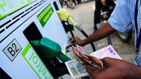 പെട്രോളിനും ഡീസലിനും ലിറ്ററിന് രണ്ട് രൂപ കുറച്ചു