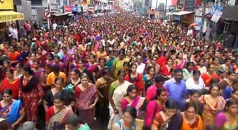 അയ്യപ്പനായി നാമംജപിച്ച് സ്ത്രീകള്‍ തെരുവില്‍; നാമജപഘോഷയാത്രയില്‍ പങ്കെടുത്തത് പതിനായിരങ്ങള്‍