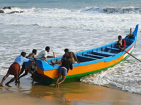 കടലില്‍ പോകുന്ന മത്സ്യത്തൊഴിലാളികള്‍ക്ക് സാറ്റലൈറ്റ് ഫോണും നാവിക് ഉപകരണങ്ങളും: തൊഴിലാളികള്‍ ഓരോരുത്തരും നല്‍കേണ്ടത് 1500 രൂപ